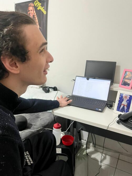 Photograph of user Mykael, seen from the right, sitting at his desk with his laptop in front of him.